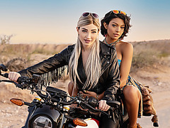 Trans Natalie Mars outdoor anals big tit t-girl Lola Morena