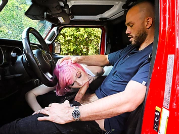 Shemale hitchhiker Claire Tenebrarum sucks johnson to get a ride