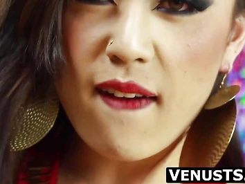 Ladyboy's Christmas tree insertion before a festive cumshot