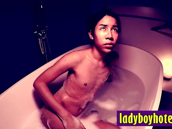 T-girl hot bath before giving a perfect blowjob to big shaft white tourist